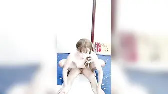 风骚的大姐开档黑丝与领导约会激情啪啪，全程露脸各种体位伺候大哥抽插，浪叫呻吟与狼友互动撩骚精彩刺激