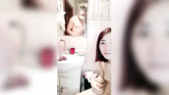 露脸小少妇新年跟小哥在浴室里激情啪啪【上篇】口交大鸡巴温柔的舔弄让小哥草嘴给狼友看，浴室后入爆草刺激