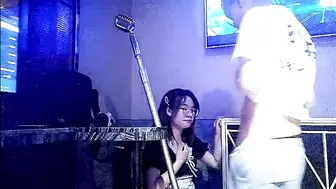 【KTV豪华包间内玩弄学生妹】唱着歌就摸奶抠逼想亲亲，舔她骚屁股让小姑娘深喉口交大鸡巴，不脱衣服就草