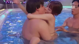 MIKR-059 [中文字幕]夜间泳池NTR：一位美丽的女性朋友外出与闺蜜玩乐，却被一个欲求不满的男人变成了荡妇……一夜情，成人夜生活，最后以射精收场 #天美めあ #天海芽亚 #森日向子