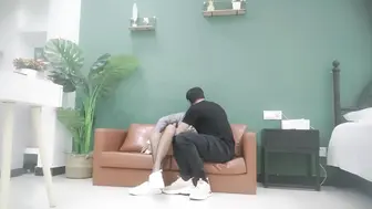 极品00后萌妹子，乖巧听话，沙发啪啪，尽享青春胴体的美好