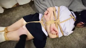 【丝米】《诱拐小学妹Ⅱ》清纯小学妹被强行榨zhi，股绳绑着棒-棒-震，娇喘不停，第一视角沉浸体验（白丝肉丝大腿袜、学生制服、开腿、强g、足jiao、jk、蒙眼封嘴、脚踢打pp）