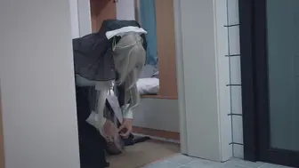 【丝米】《沦为狗奴的小叶5》男娘小叶躲衣柜里偷偷玩棒棒，主人通过开启小狗身上郊狼听到衣柜发出声音，随后跪地牵出