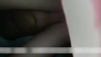 玉树临风唐伯虎 大一学妹一边跟闺蜜打电话一边被大鸡吧操