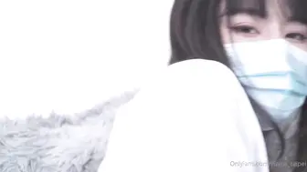 白丝运动装的可爱穴妹