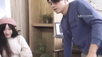 麻豆传媒映画，MD-0128 夏晴子 沈娜娜 淫乱3P团圆火锅.色欲姐妹与姐夫的三人混战