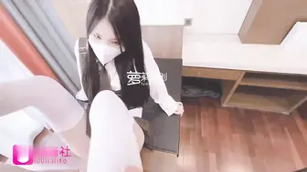 清纯白丝少女为签约合同而献身