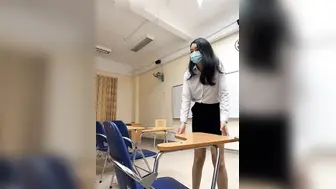 如今大学校园淫乱之风兴起，这是老师还是学生，教室里高潮喷水自慰，第二天好大的骚水味