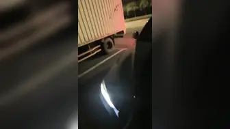开着宝马王的小情侣，肉肉的女友带个眼镜卖力深喉户外车震无套啪啪疯狂舔逼