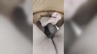 【姐弟乱伦】软磨硬泡姐姐终于同意用手和脚给我打飞机