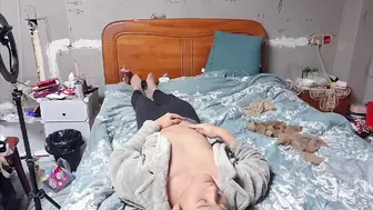 【姐弟乱伦】迷恋亲姐的美脚_偷闻她的丝袜被发现_姐_其实我有一点恋足_我一直都喜欢你的脚_姐姐同意穿着丝袜给我足交