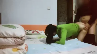 【母子乱伦】畜生儿子兽性大发竟然强上年过花甲的老妈，老妈骚逼被干得“咘咘”直响个不停