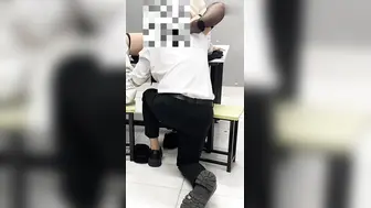 【真实】边开会边足交：舅妈被同事内射