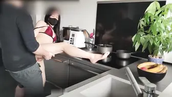 真实家庭乱伦 厨房内被继父的大肉棒内射