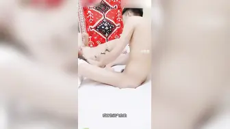 真实家庭乱伦 熟女母亲和亲儿子肛交 享受儿子凶猛地征服她身体的每一寸肌肤。