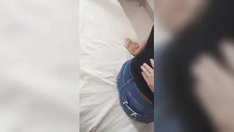 表姐诱惑我，主动用她的小嘴含住我的大鸡巴 粉嫩私处在互动中娇颤，每一次碰撞都带来强烈快感