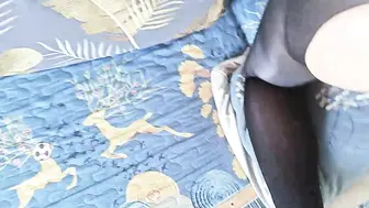 连体丝袜性感骚妈楼道发情，直接用邻居的门自慰，被大屌亲儿子干到高潮内射