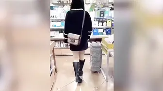 跟表妹在商场更衣室里面啪啪 太刺激啦